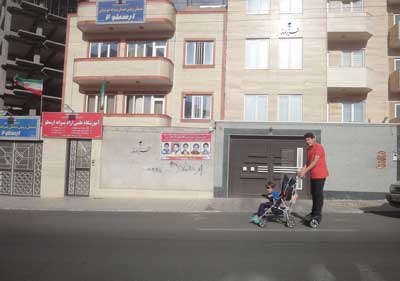 دو برادر در حال رفتن به خرید